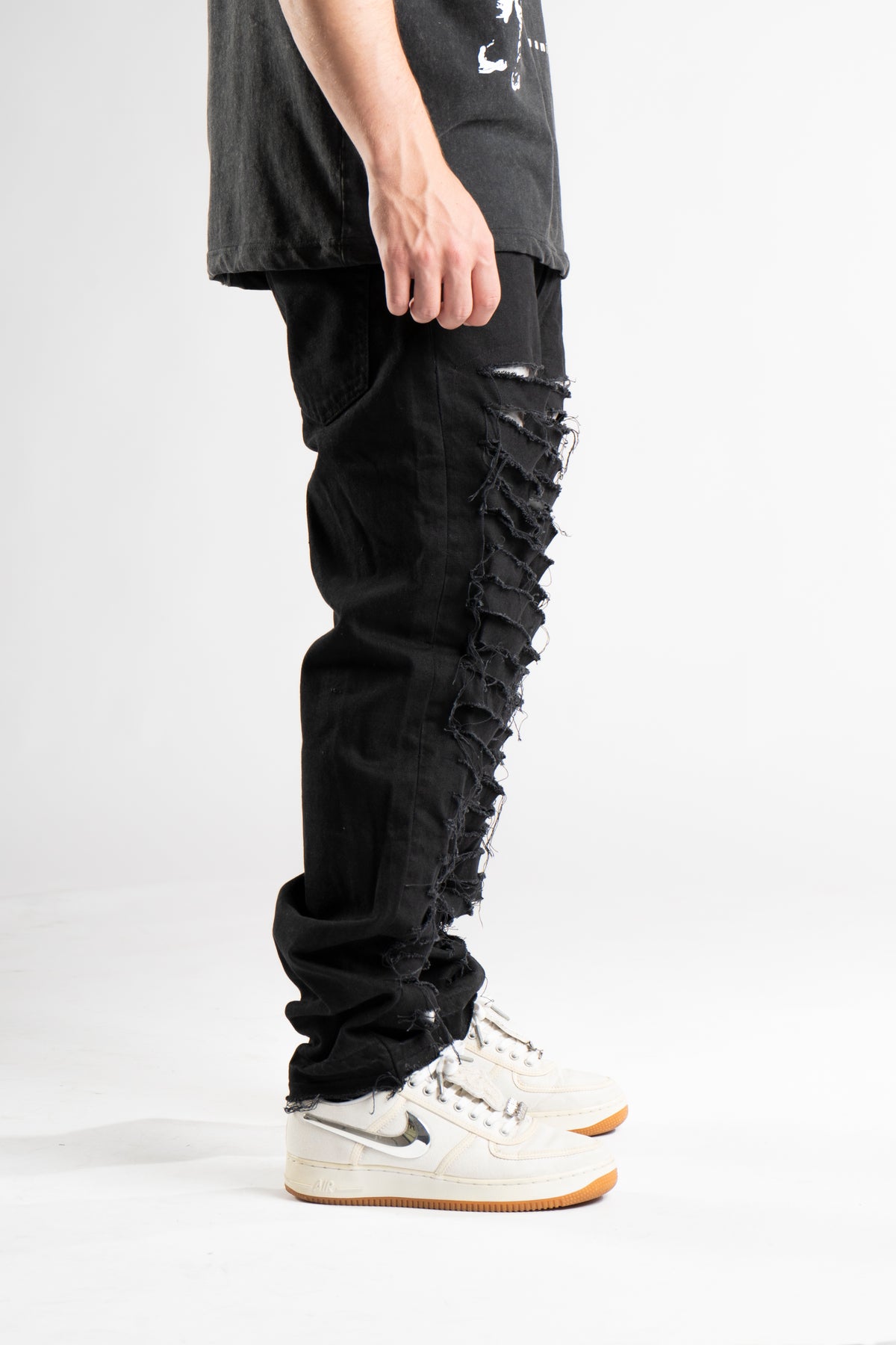 DISTRESSED BLACK JEANS