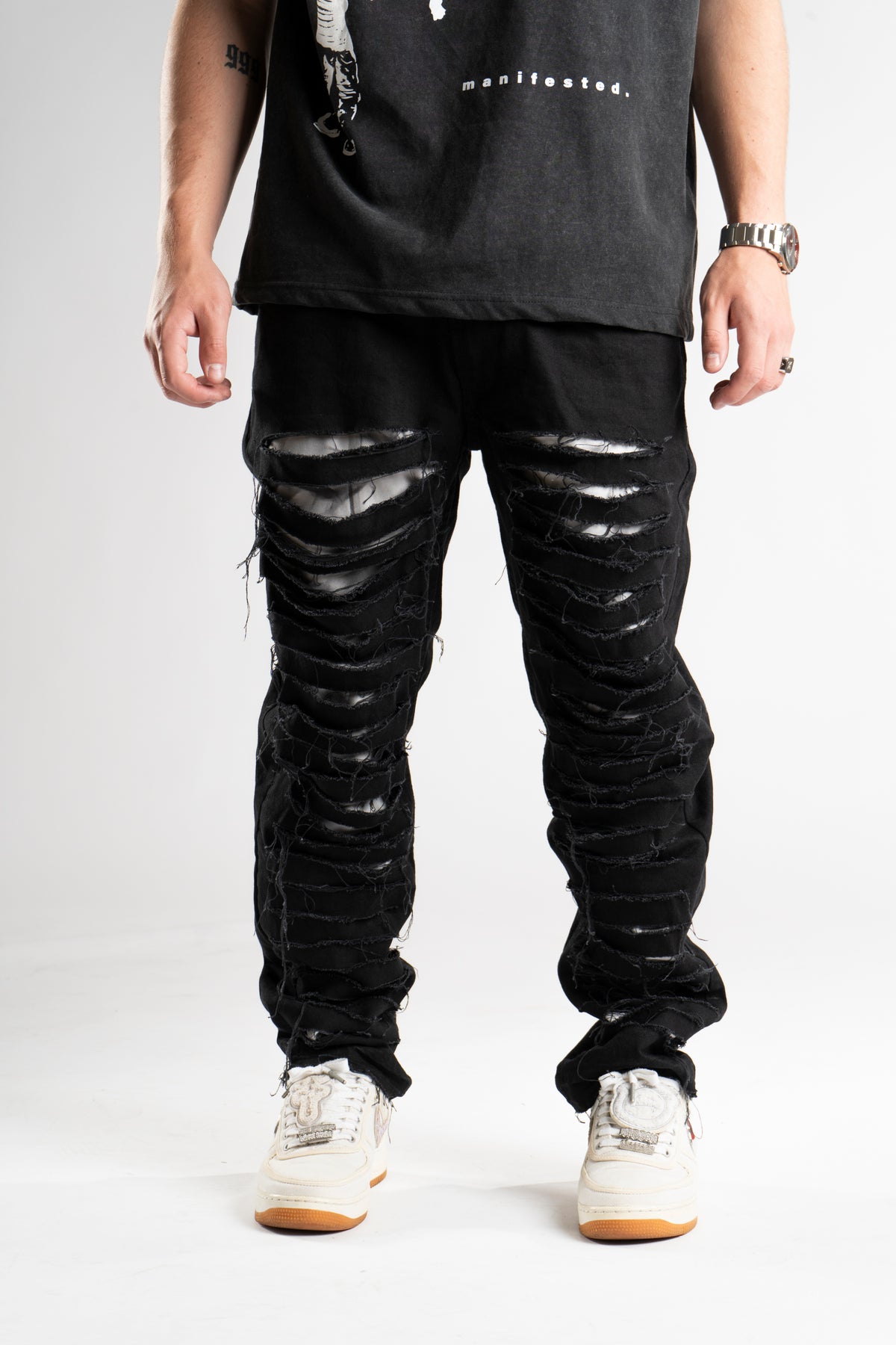 DISTRESSED BLACK JEANS