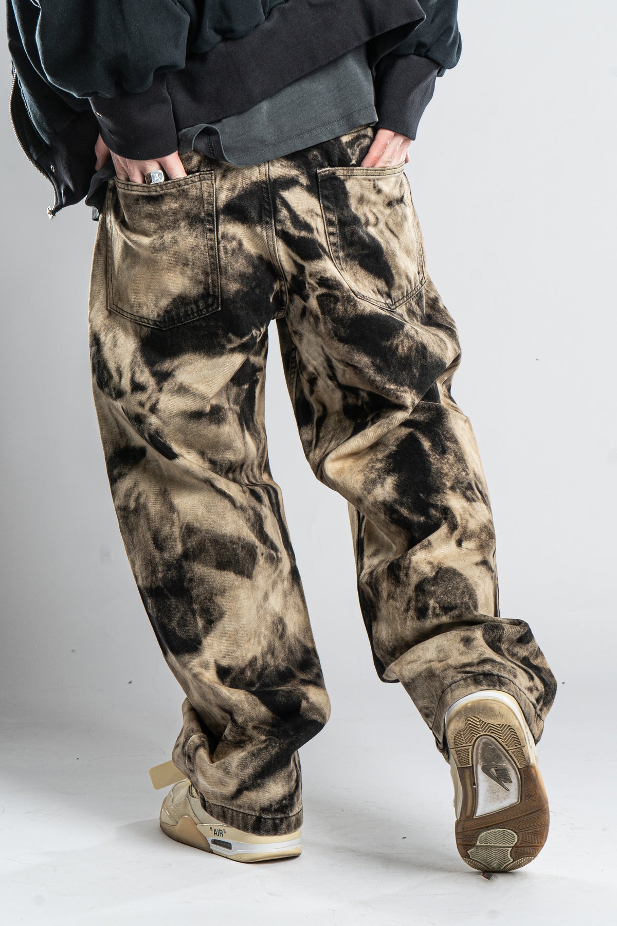 BAGGY BLEACHED BLACK JEANS