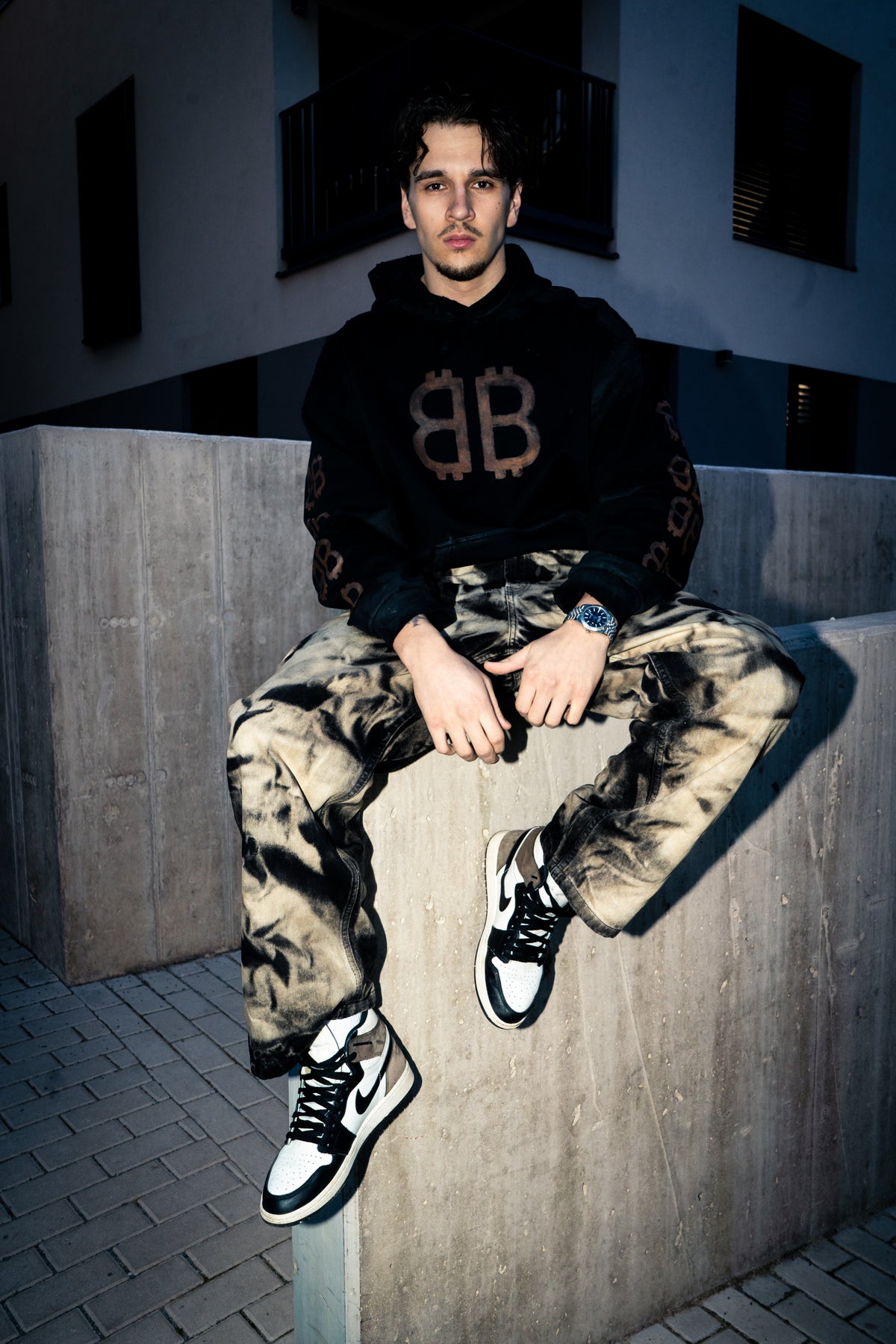 BAGGY BLEACHED BLACK JEANS