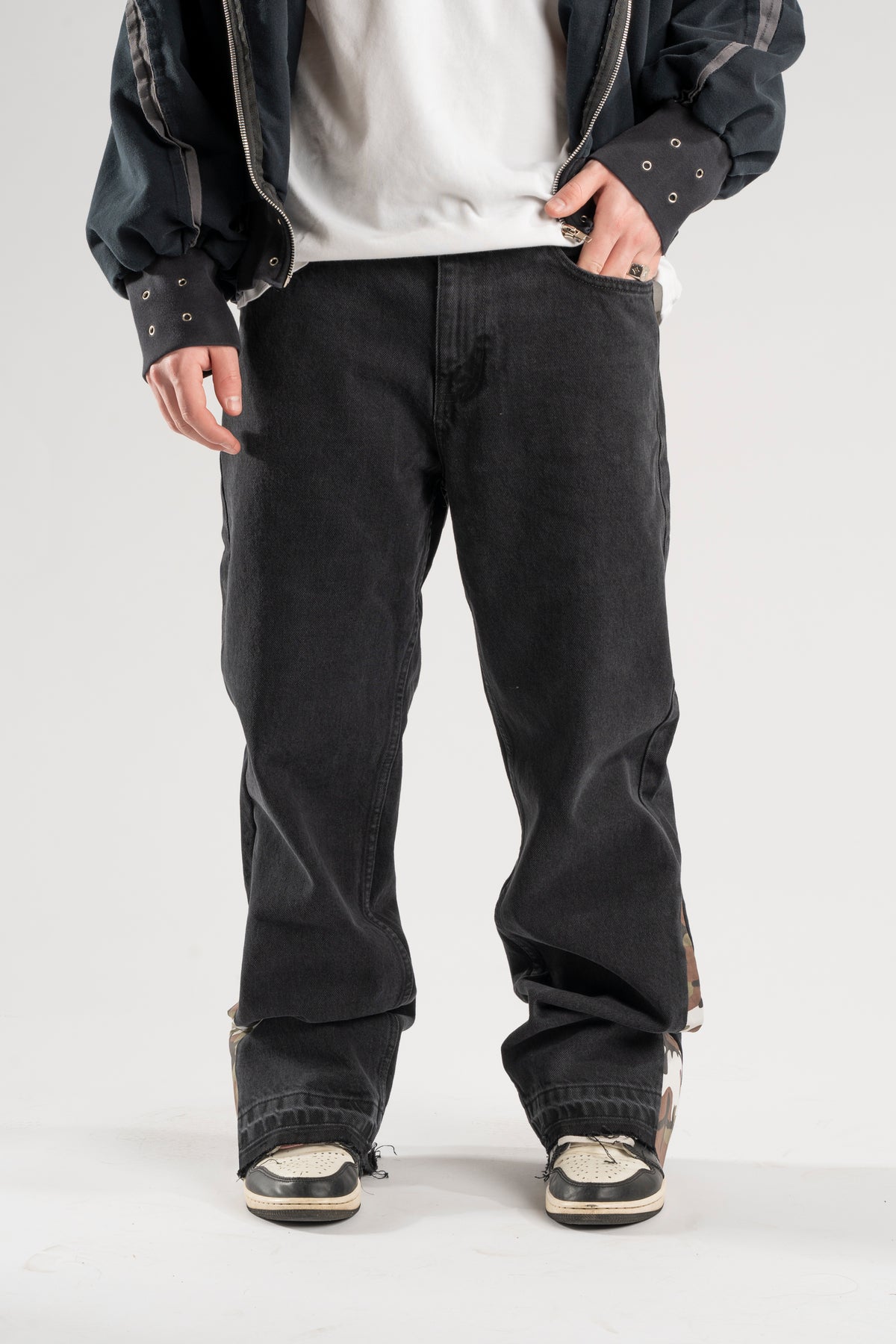 FLARED CAMO JEANS