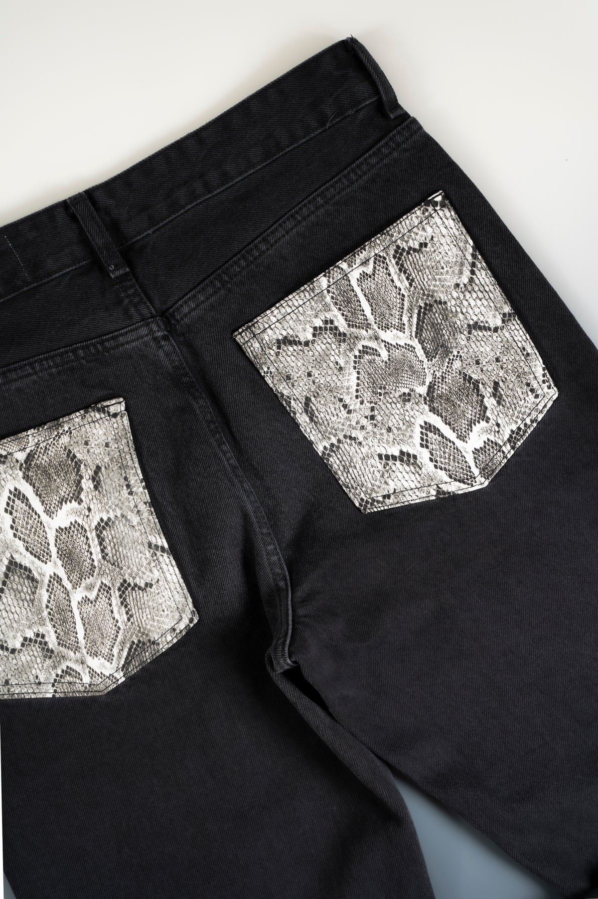 FLARED WHITE SNAKE JEANS