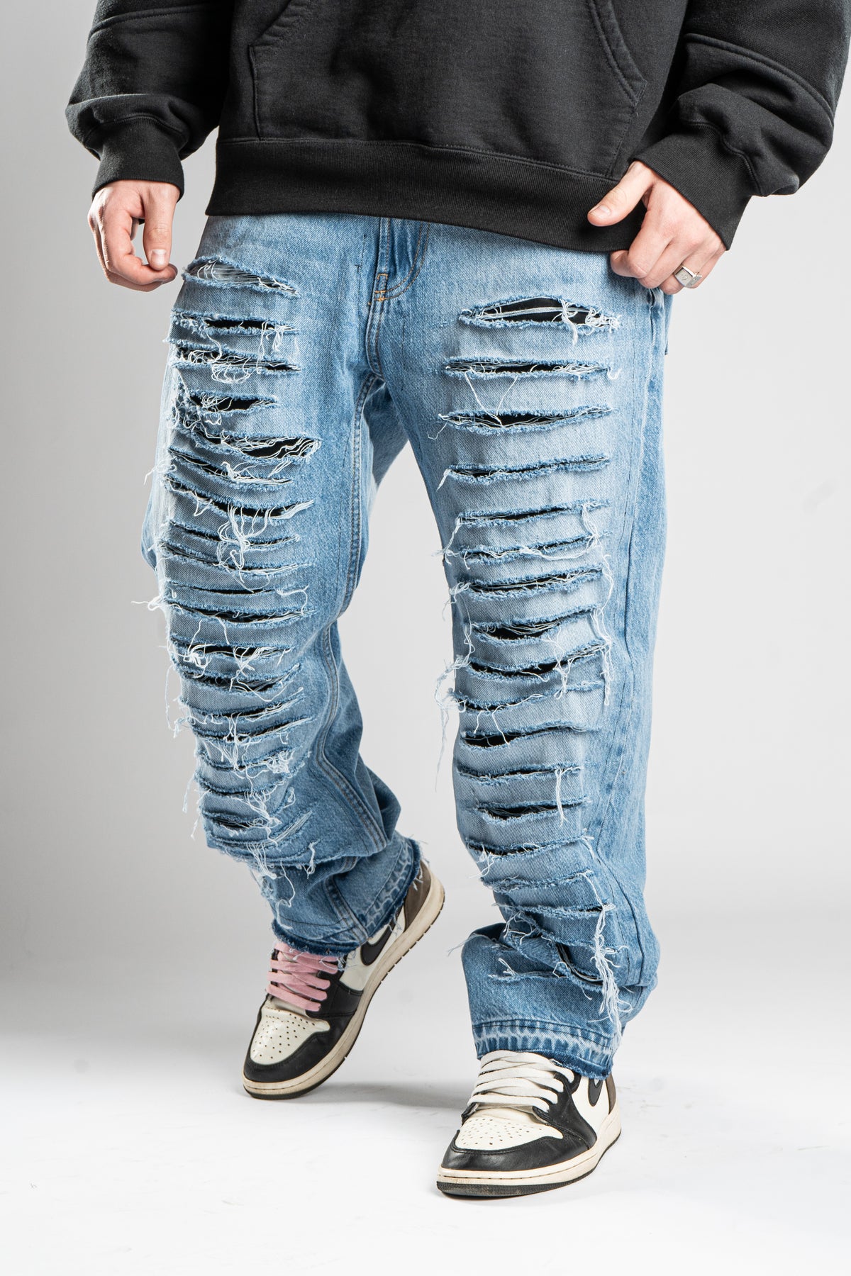 DISTRESSED BLUE JEANS