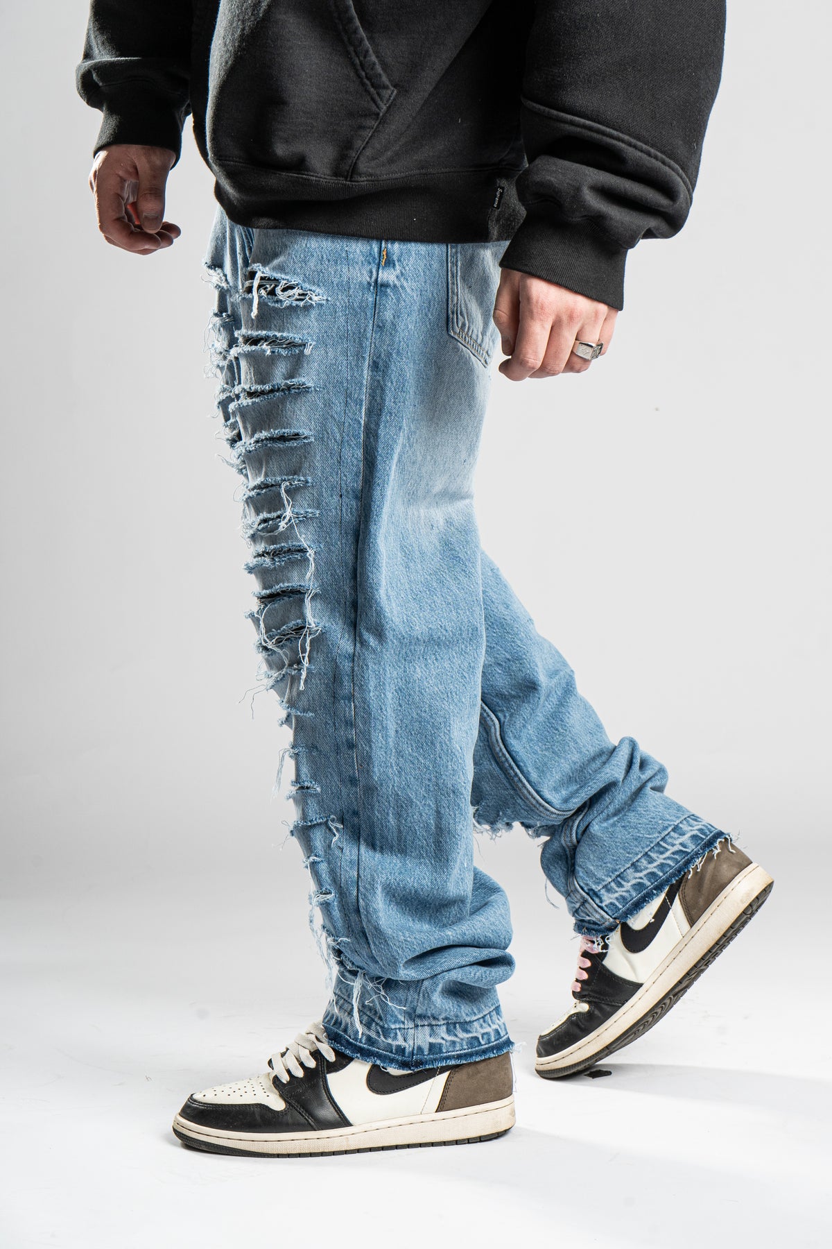 DISTRESSED BLUE JEANS