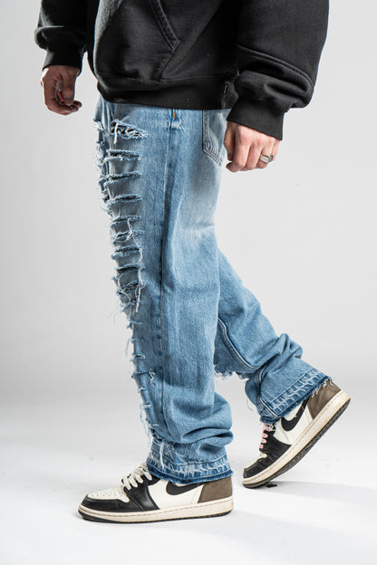 DISTRESSED BLUE JEANS