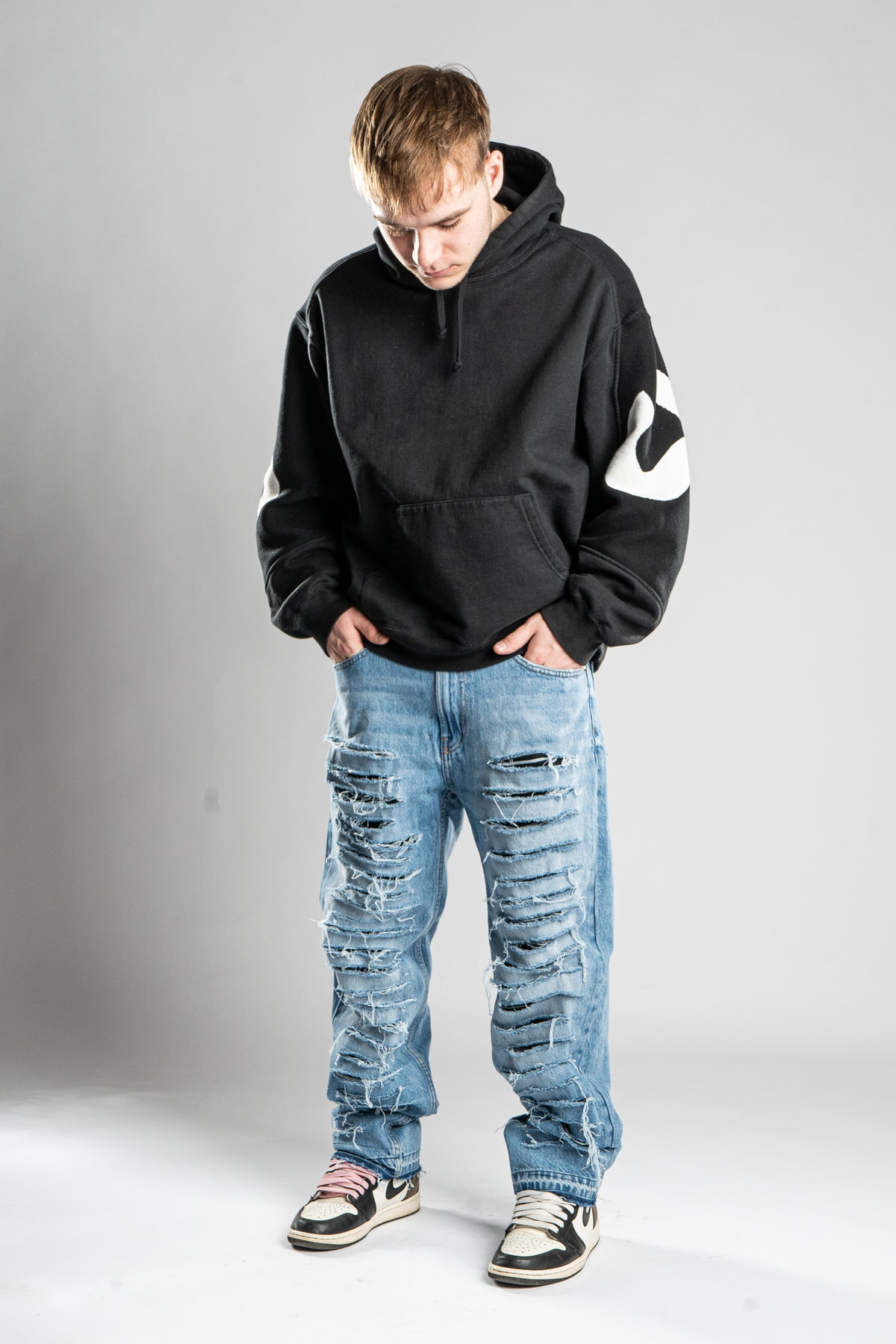 DISTRESSED BLUE JEANS