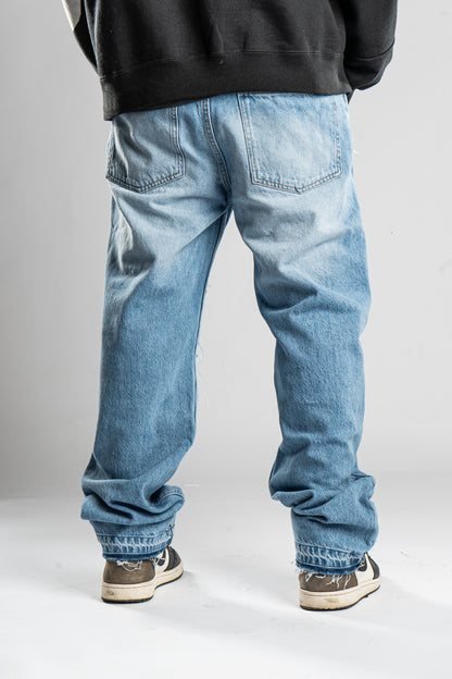 DISTRESSED BLUE JEANS