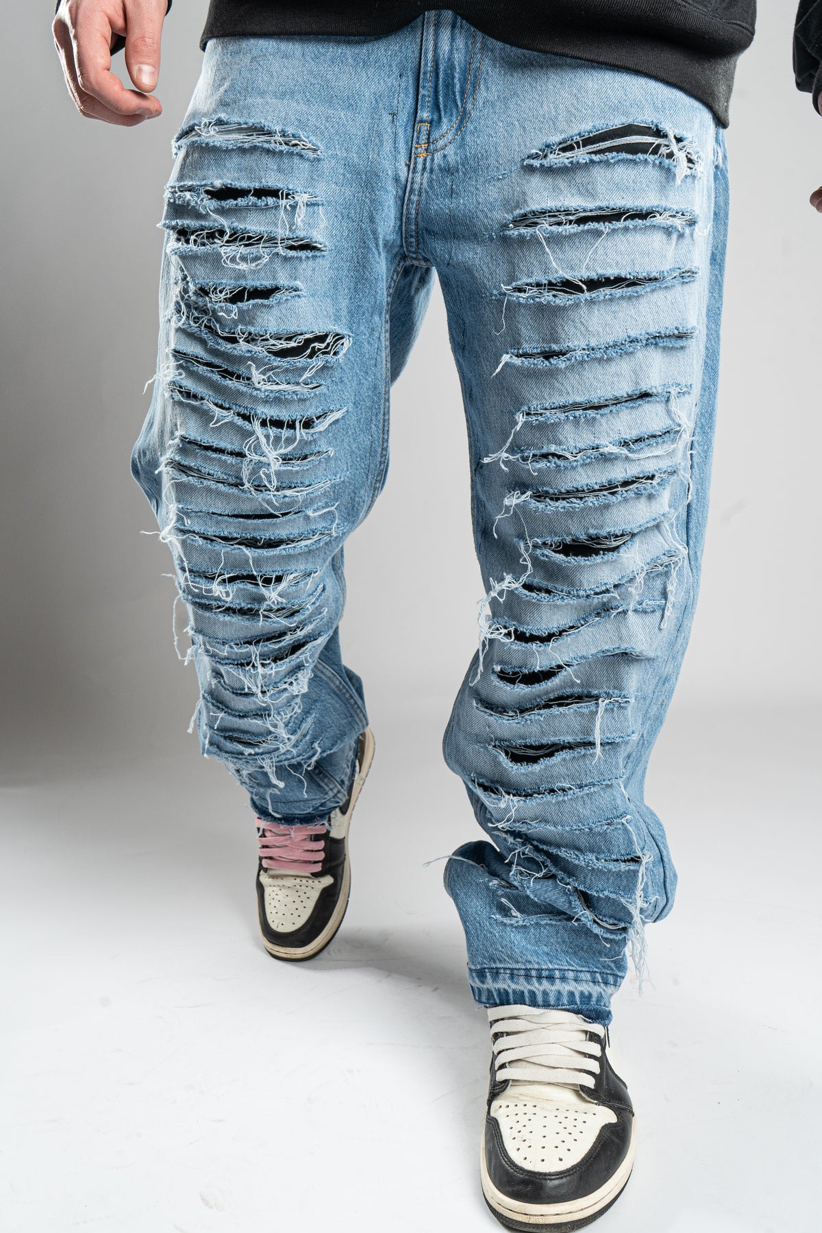 DISTRESSED BLUE JEANS