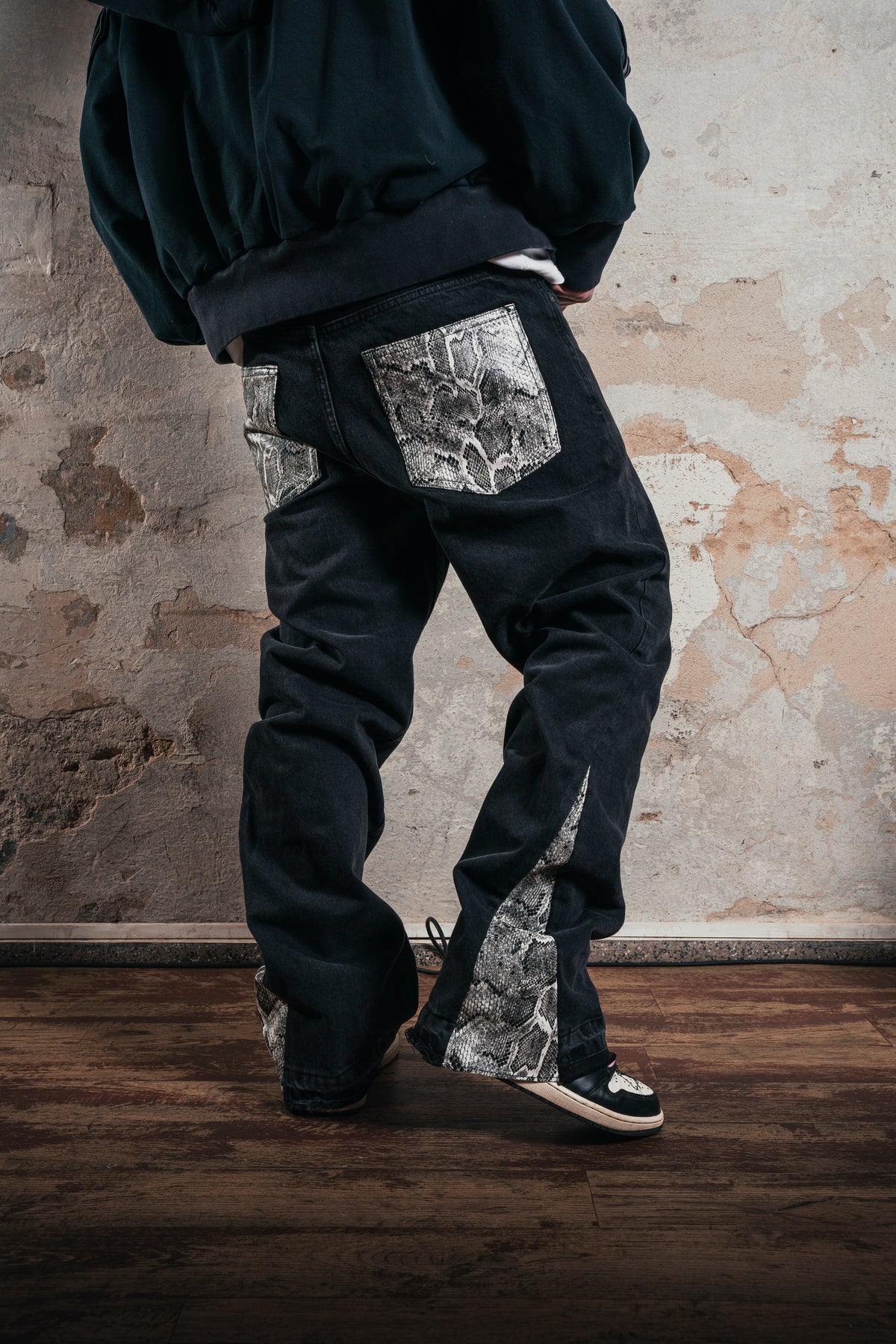 FLARED WHITE SNAKE JEANS